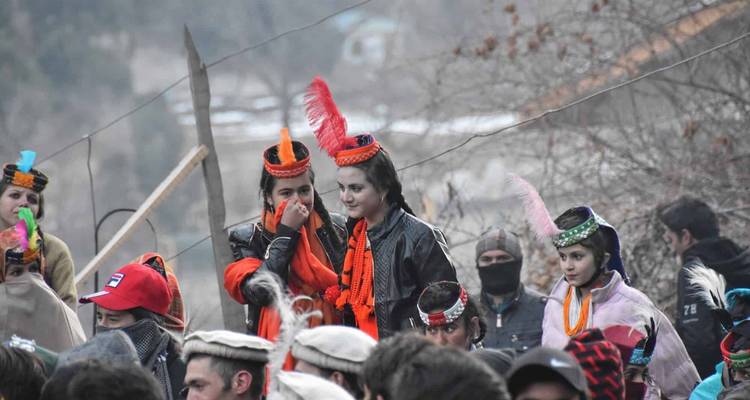 Mensen in traditionele feestkledij buiten