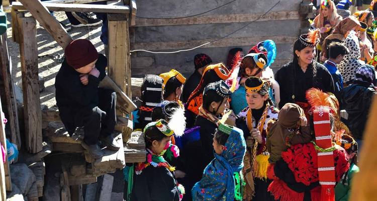 Bijeenkomst van mensen in traditionele feestelijke kleding