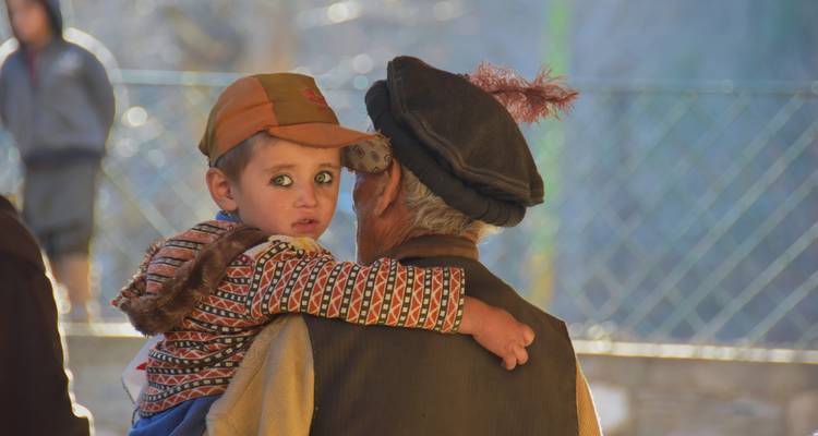 Kind en oudere in traditionele kleding