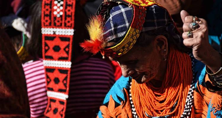 Vrouw in traditionele kleding met levendige kleuren