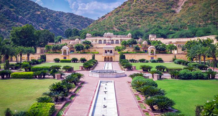 Wunderschönes Schloss mit gepflegten Gärten und Springbrunnen.