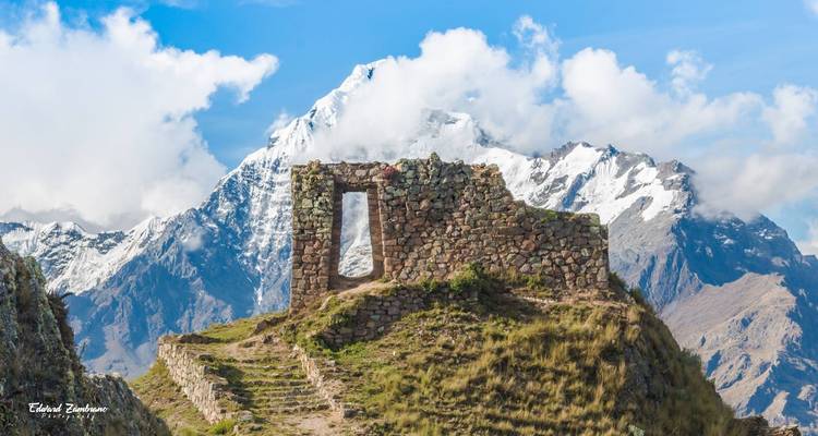 Oude stenen ruïnes met besneeuwde bergen