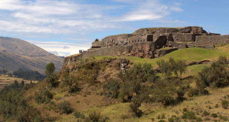 Ruines sur une colline avec vues panoramiques sur la vallée.