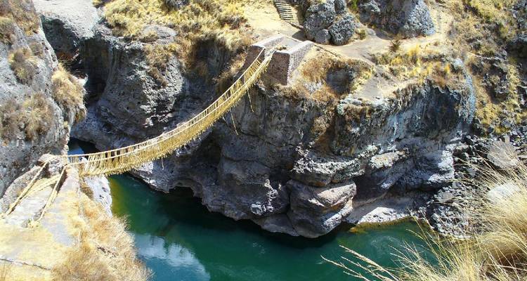 Touwbrug die een diepe rivierkloof oversteekt met een schilderachtig uitzicht.
