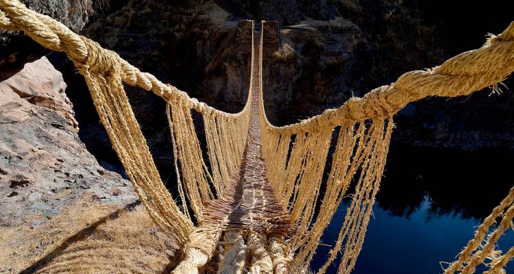 Perspectivische weergave van een touwbrug over een kloof.