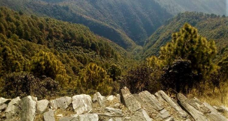 Bergige Landschaft mit einem Vordergrund aus Steinplatten.