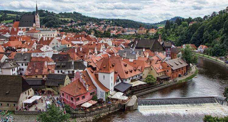 Vue aérienne de Cesky Krumlov avec la rivière et les bâtiments aux toits orange.