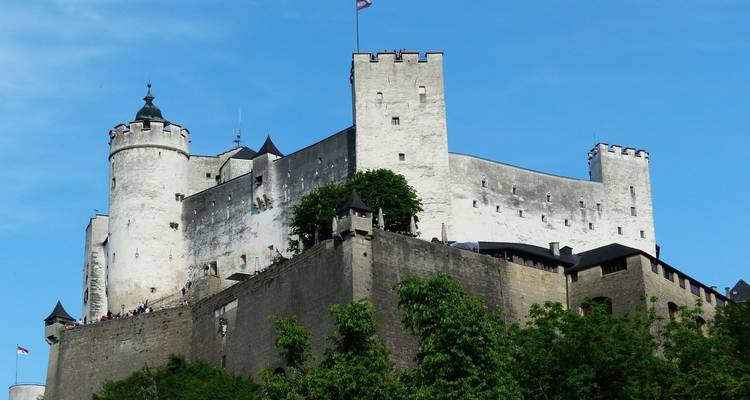 Château de Hohensalzburg sur fond de ciel bleu clair.
