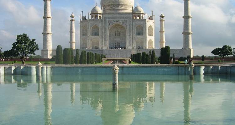 Iconische witte marmeren Taj Mahal met reflectie in het water