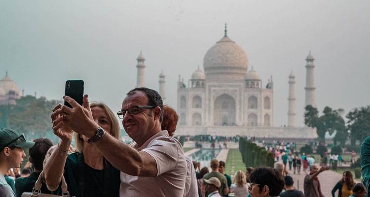 Touristen, die Selfies mit dem Taj Mahal im Hintergrund machen.