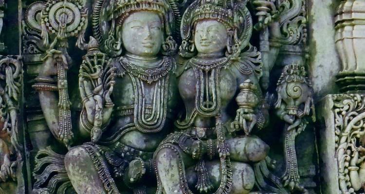 Komplizierte Steinschnitzereien, die Gottheiten in einem Tempel darstellen.