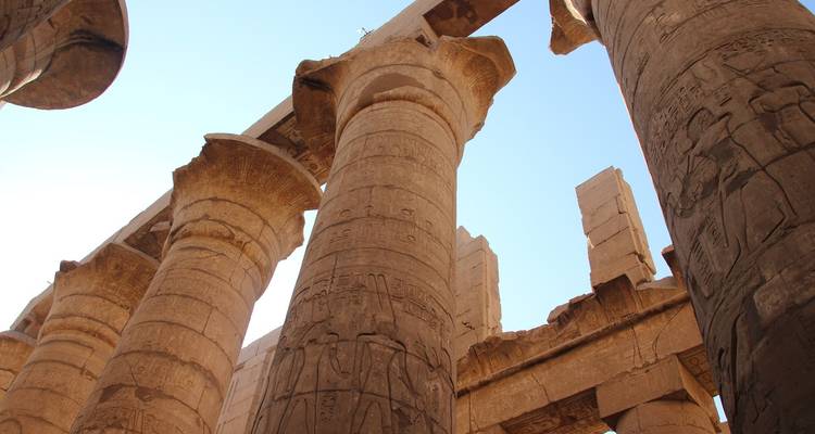 Close-up van oude hiërogliefen op tempelzuilen.