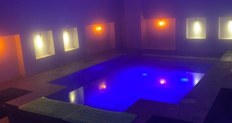 Hallenbad-Bereich mit farbiger Beleuchtung.
