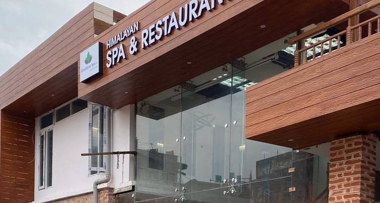 Eingang zu einem Spa und Restaurant mit modernen Designelementen.