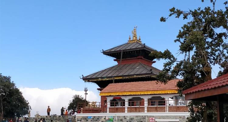 Buddhistischer Tempel in einer Bergregion mit Menschen, die umherwandeln.