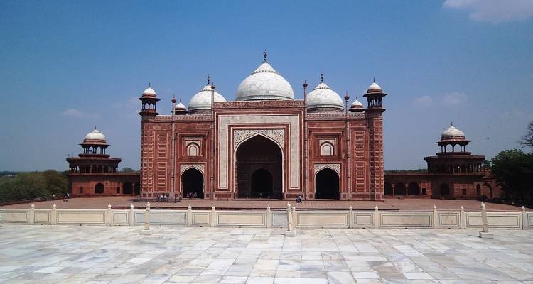 Ein historisches Mausoleum in Agra, Indien.
