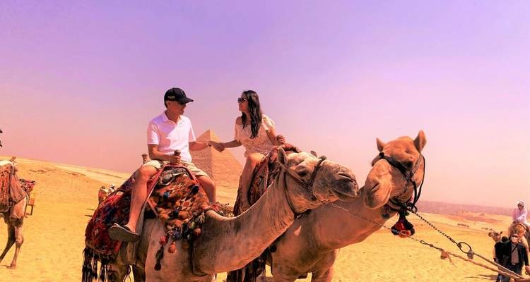 Stel dat op kamelen rijdt bij de piramides.