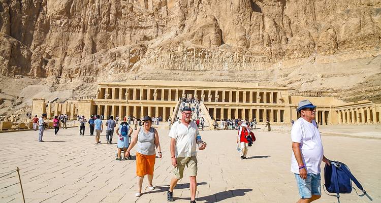 Visitantes caminando hacia el Templo Funerario de Hatshepsut.