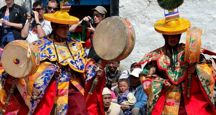 Des gens en tenue culturelle colorée participant à un festival.