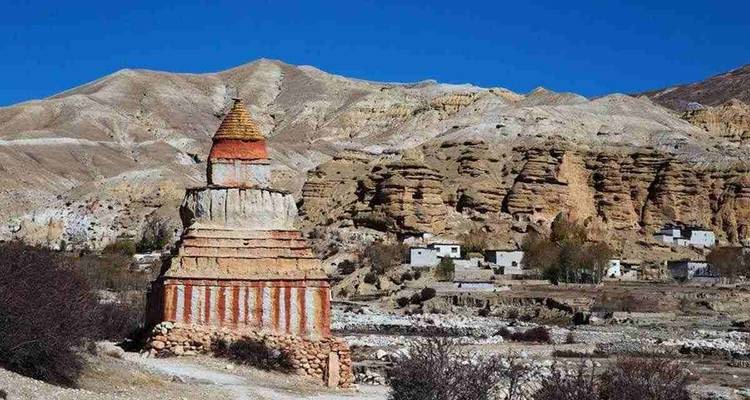 Une ancienne structure de pierre sur un arrière-plan de collines arides.