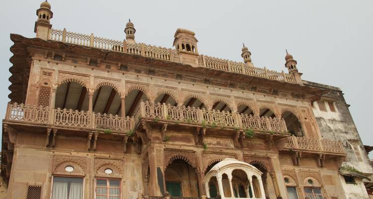Sierlijke gevelbouw met bogen en torens.
