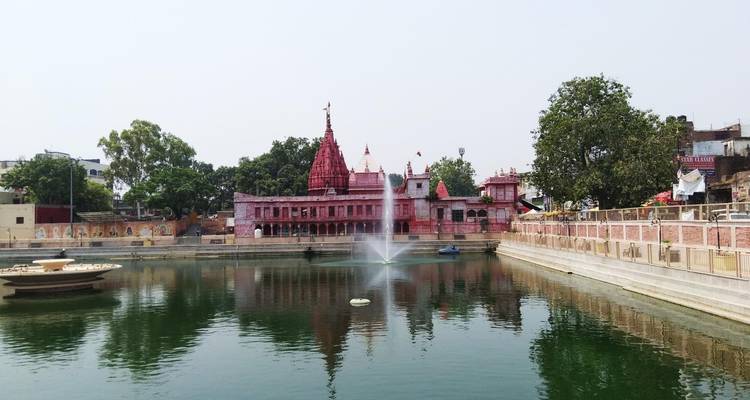 Tempelcomplex met een reflectievijver.