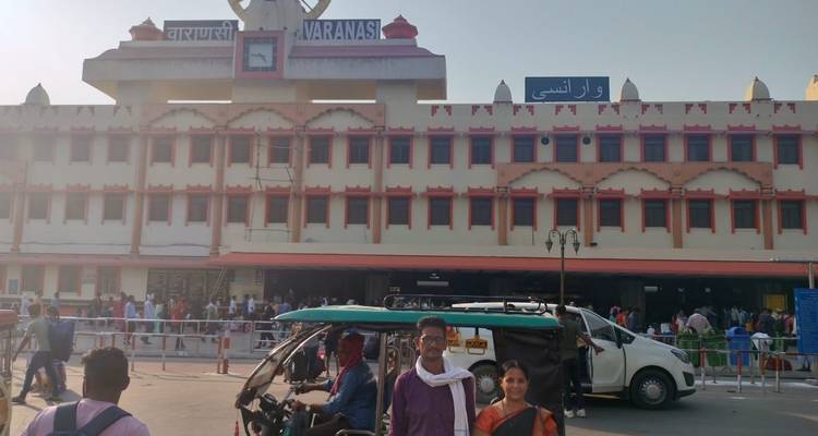 Mensen voor de ingang van het treinstation van Varanasi.