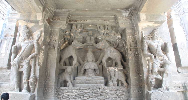 Kunstvoll geschnitzte Steinfiguren in einem antiken Tempel.