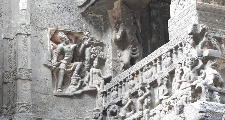 Detaillierte Schnitzereien an den Wänden eines antiken Steinbauwerks.