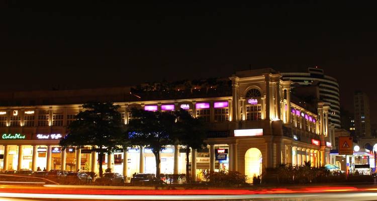 Verlicht winkelgebied 's nachts.