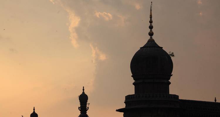 Silhouette eines historischen Gebäudes bei Sonnenuntergang.
