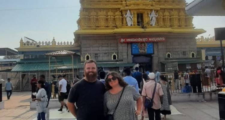 Touristen vor einem Tempeleingang.