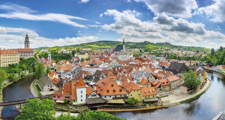 Vue panoramique de Cesky Krumlov avec ses bâtiments médiévaux et sa rivière.