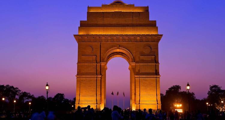 India Gate verlicht in de schemering.