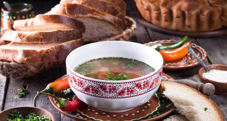 Table traditionnelle avec pain et soupe.