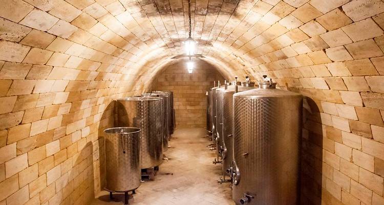 Bodega subterránea con grandes tanques de metal.