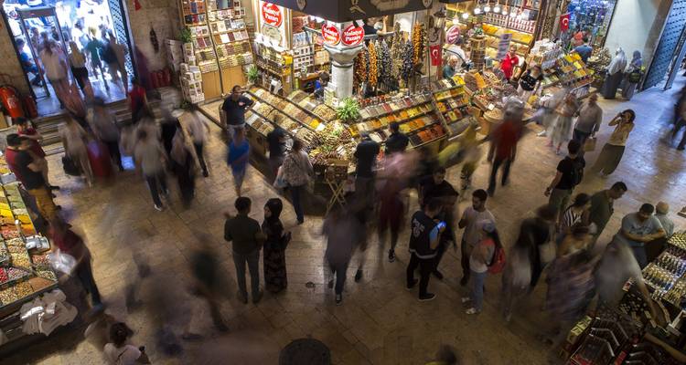 Drukke overdekte markt met wazige figuren.