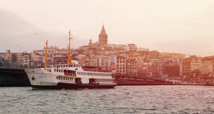 Historisch stadsgezicht met een veerboot op het water.