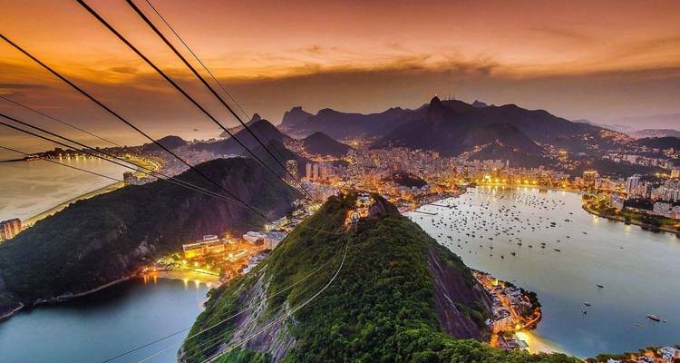 Una vista del paisaje urbano al atardecer con montañas al fondo.