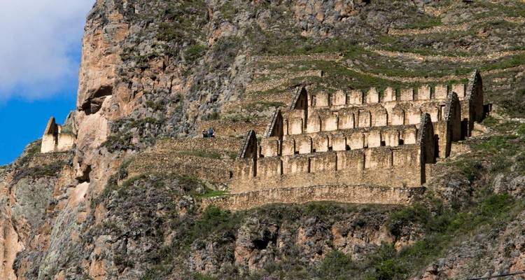 Ruinas antiguas en la cima de una montaña, mostrando terrazas de piedra.