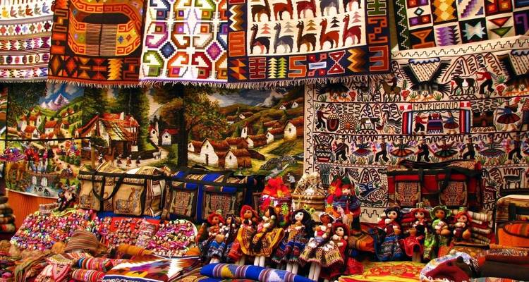 Textiles coloridos y muñecas, mostrando artesanías tradicionales.