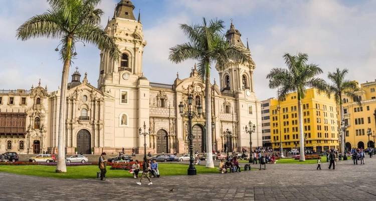 Plaza histórica con palmeras y arquitectura clásica.
