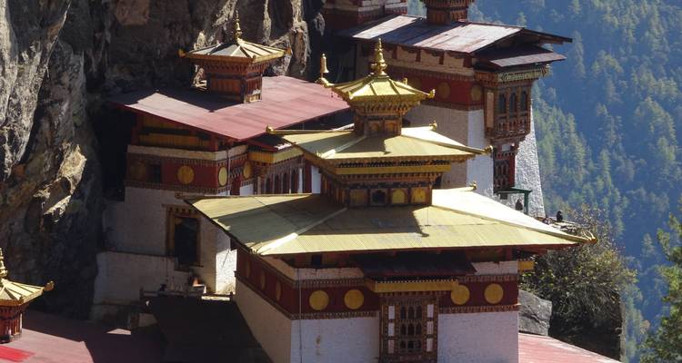 Close-up van een boeddhistische tempel genesteld op een klif.