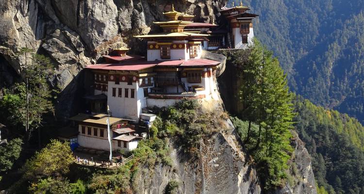 Een boeddhistisch klooster gelegen op een klif.