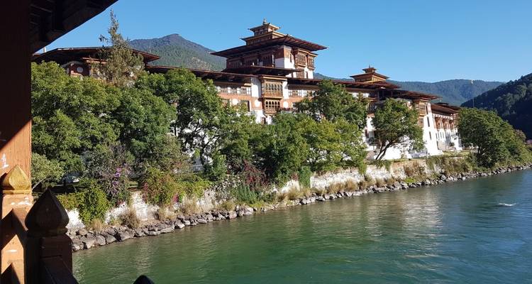 Traditionele Bhutanese architectuur langs een rivier.