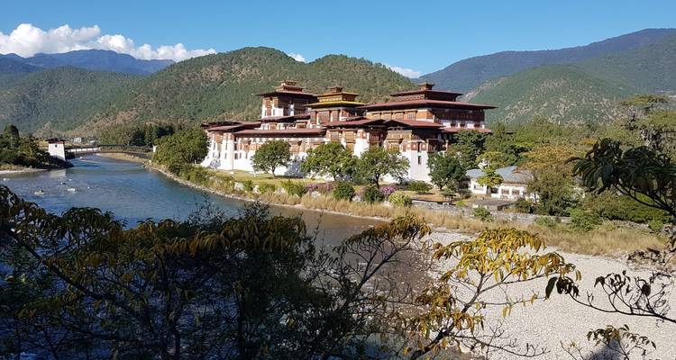 Heilige vesting langs een rivier omringd door bergen.