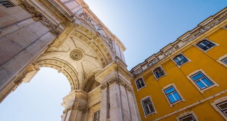 Blick auf den Arco da Rua Augusta in Lissabon bei blauem Himmel.