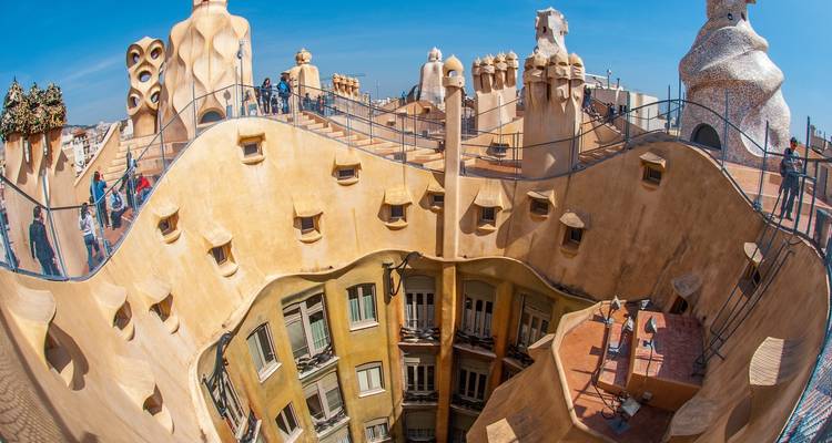 Dachblick auf die Casa Milà in Barcelona.