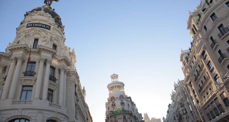 Uitzicht op het Metropolis-gebouw en omringende architectuur in een stadslandschap.