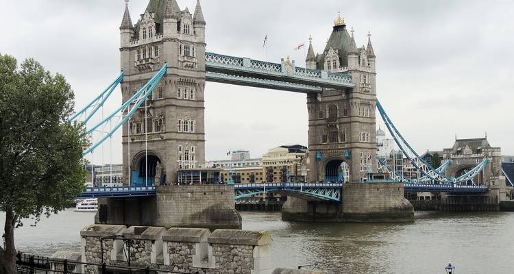 Iconische Tower Bridge over de rivier de Theems.